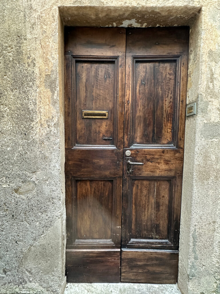 Eine alte Tür, geheimnisvoll. Wo führt sie hin?